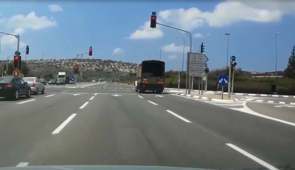 עוברים באדום . צילום: עמותת אור ירוק