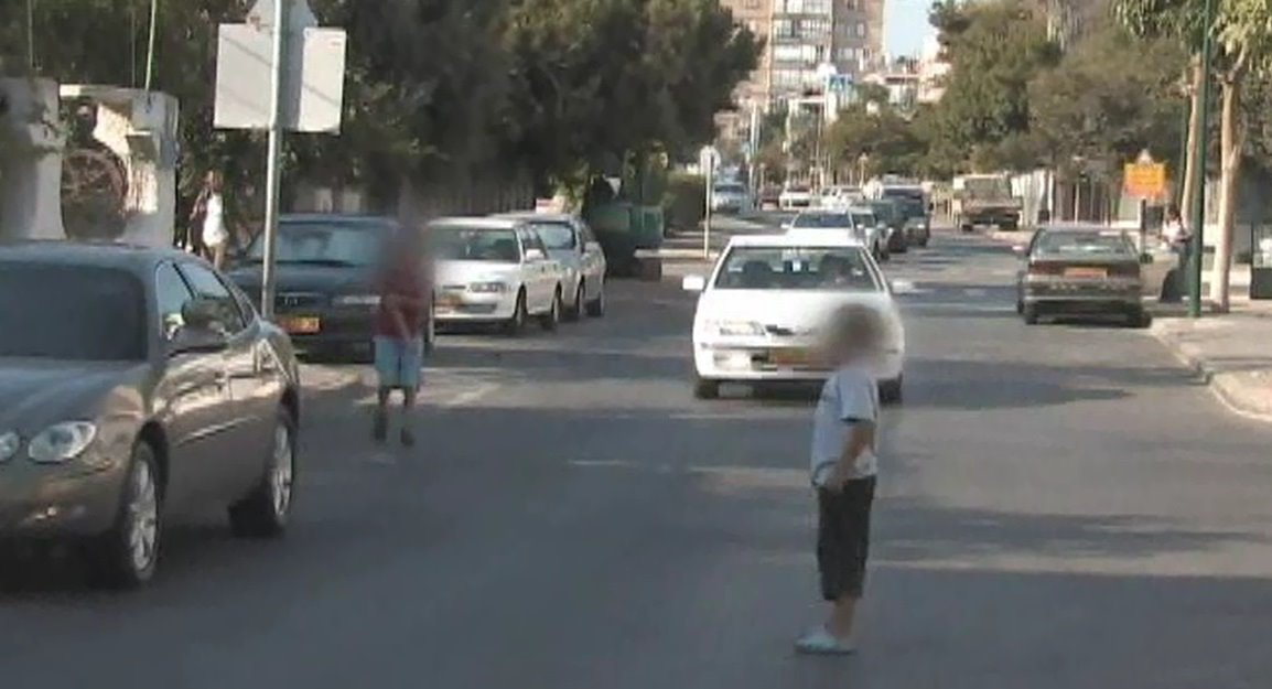 ילדים באמצע הכביש. צילום: באדיבות עמותת אור ירוק ילדים באמצע הכביש. צילום: באדיבות עמותת אור ירוק