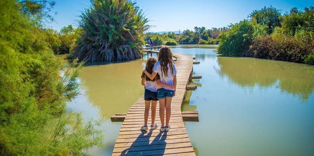 מטיילים בשמורת טבע עין אפק, צילם מנו גרינשפן