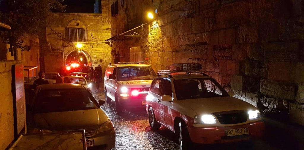 צוות מד"א ברחוב שער האריות, הערב (צילום: מד"א) צוות מד"א ברחוב שער האריות, הערב (צילום: מד"א)