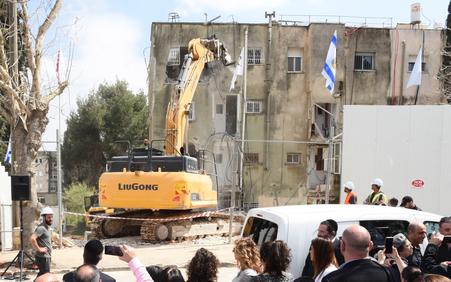 ההריסה הראשונה בקרית יובל. שדרות היובל. צילום: נעמי זידמן /קרסו נדל&quot;ן- קדמת היובל