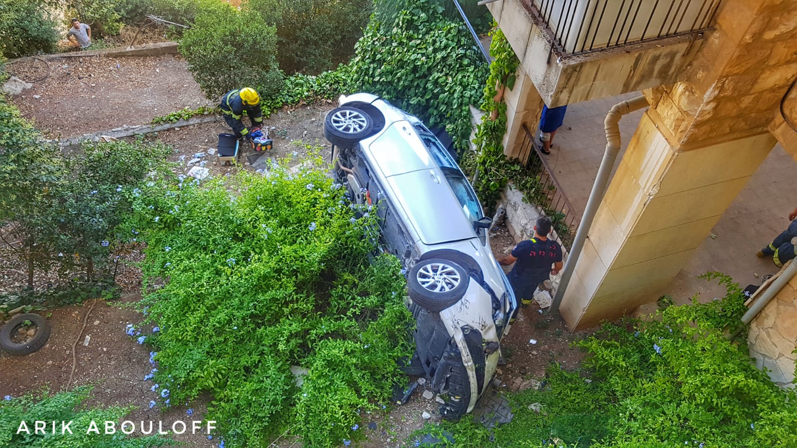 הרכב שהתדרדר ברחביה. צילום: אריק אבולוף, כבאות והצלה מחוז ירושלים הרכב שהתדרדר ברחביה. צילום: אריק אבולוף, כבאות והצלה מחוז ירושלים