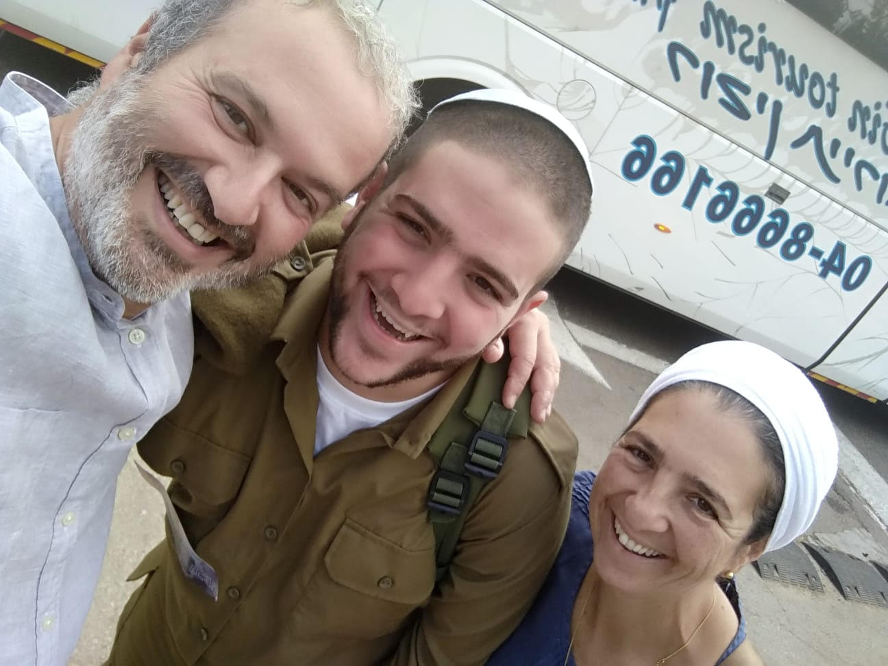 עדין כהן עם הוריו. צילום: דו"צ
