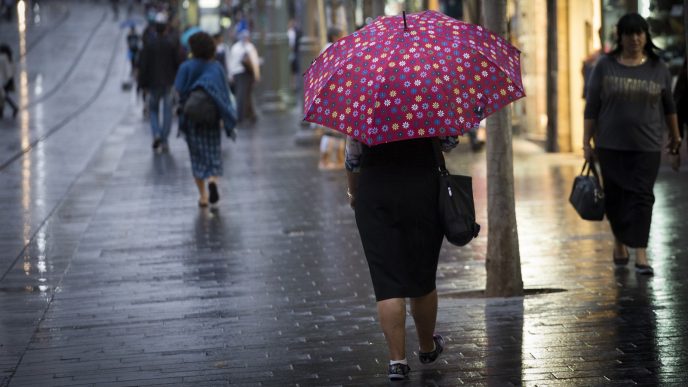 גשם בירושלים (צילום ארכיון: יונתן זינדל / פלאש 90). גשם בירושלים (צילום ארכיון: יונתן זינדל / פלאש 90).