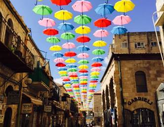 תמונת מיצג המטריות ברחוב יואל משה סלומון – קרדיט סינדי אזולאי