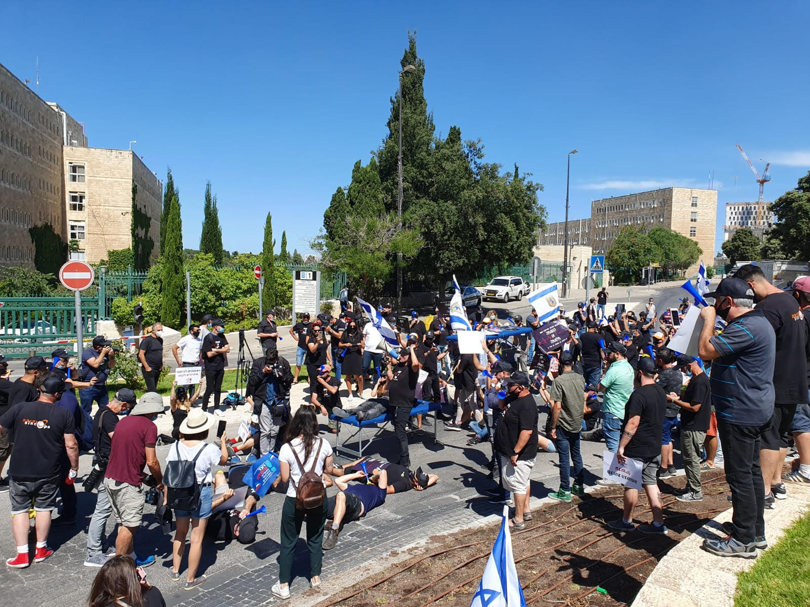 מאות חוסמים את הגישה למשרד האוצר בליווי מכונות הנשמה ומיטות אשפוז מאות חוסמים את הגישה למשרד האוצר בליווי מכונות הנשמה ומיטות אשפוז
