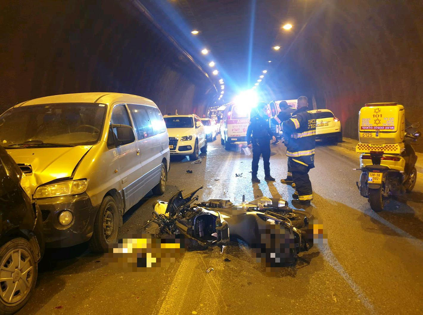 זירת התאונה בכביש המנהרות(צילום: דוברות מד&quot;א)