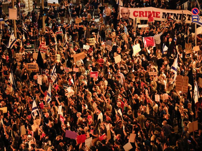 אלפים מפגינים מול מעון ראש הממשלה, הערב (צילום: אוליבייה פיטוסי, פלאש 90)