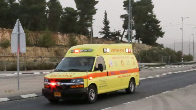 ניידת אמבולנס (צילום אילוסטרציה: גרשון ארלינסון / פלאש 90). ניידת אמבולנס (צילום אילוסטרציה: גרשון ארלינסון / פלאש 90).