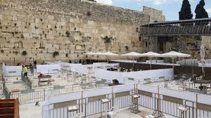 רחבת הכותל המערבי למתפללים בצל מגבלות הקורונה (צילום: הקרן למורשת הכותל) רחבת הכותל המערבי למתפללים בצל מגבלות הקורונה (צילום: הקרן למורשת הכותל)