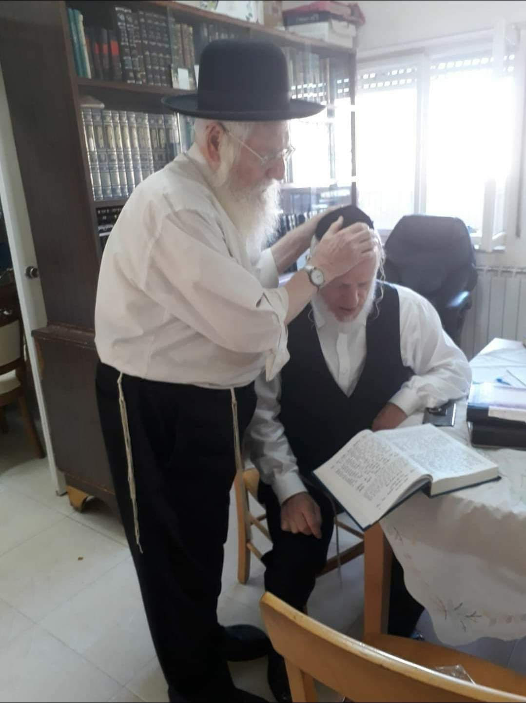 יהודה משי זהב עם אביו מנחם מנדל ז"ל (צילום: זק"א) יהודה משי זהב עם אביו מנחם מנדל ז"ל (צילום: זק"א)