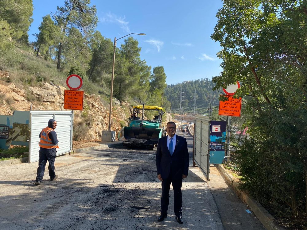 ראש העיר משה ליאון בכביש הגישה דרך הר נוף (צילום: דוברות עיריית ירושלים)