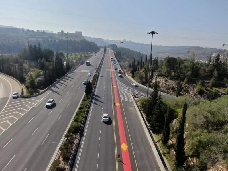 נתיב התחבורה הציבורית בכביש בגין (צילום: באדיבות מוריה)