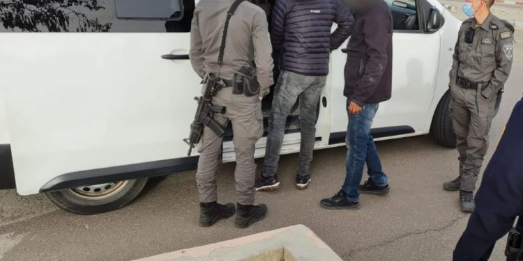 שוהים בלתי חוקיים. צילום: דוברות המשטרה שוהים בלתי חוקיים. צילום: דוברות המשטרה