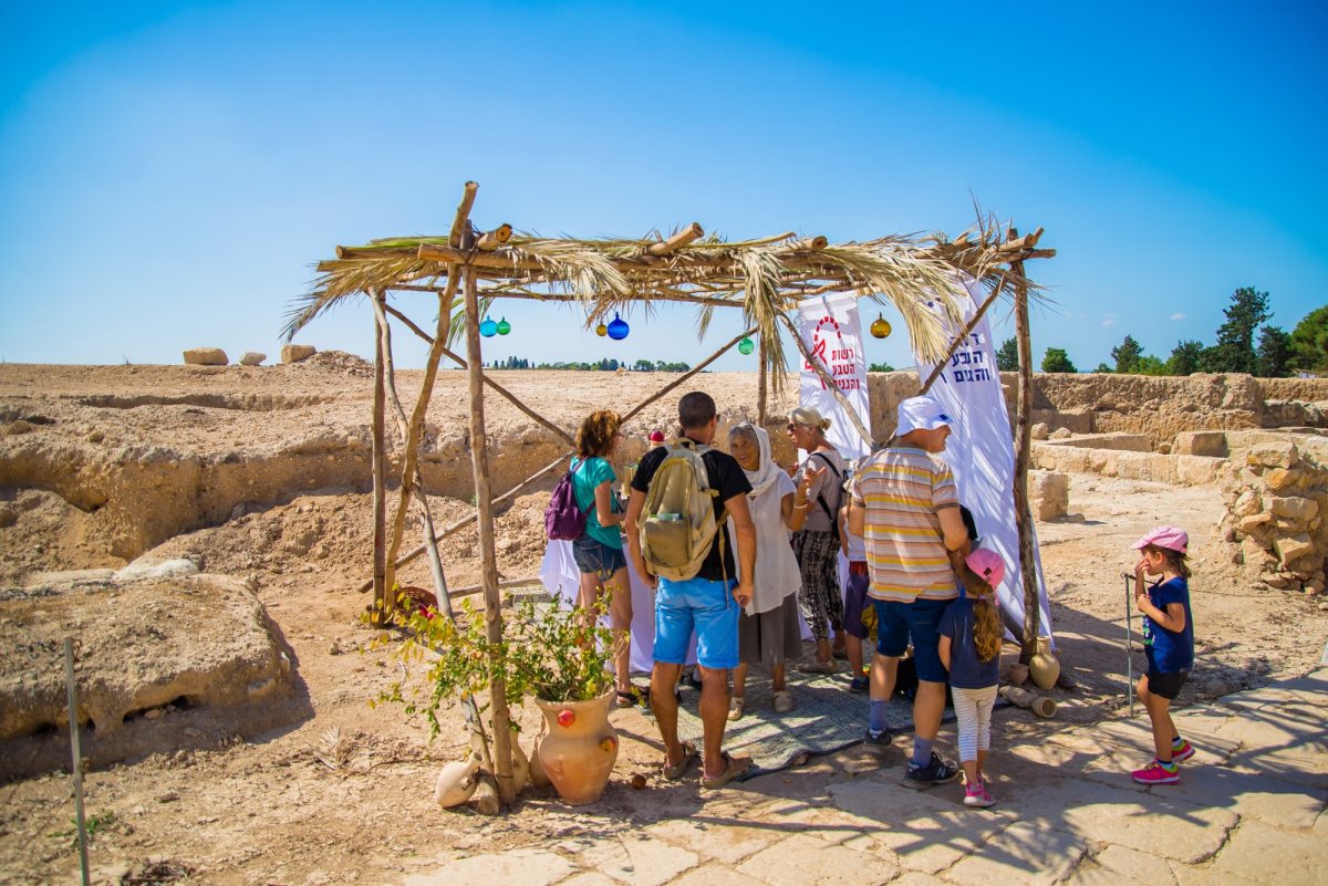 אירוח אמנים בסוכות צילום מיטל אהרון