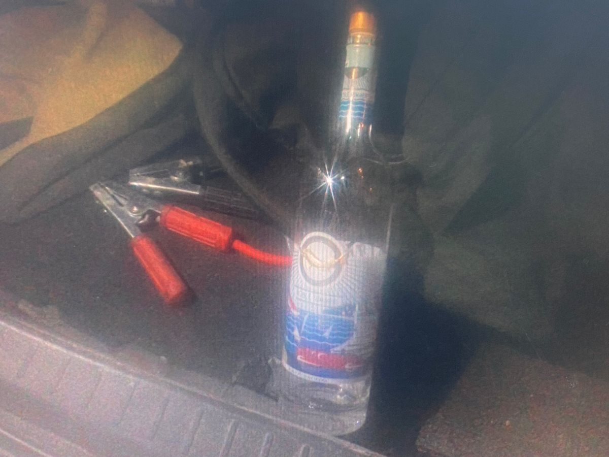 בקבוק אלכוהול שנתפס אצל אחד הנהגים. צילום: דוברות המשטרה 