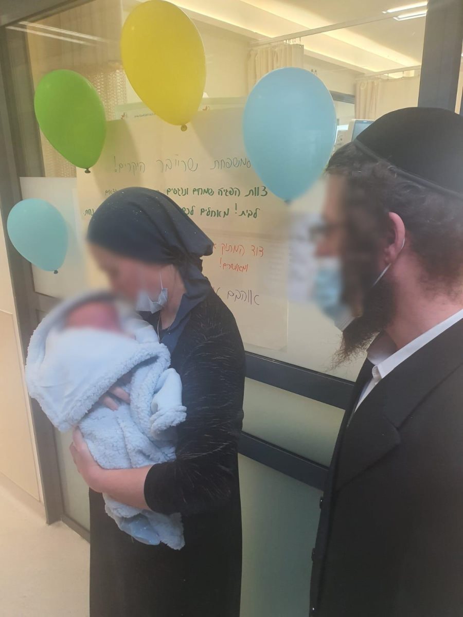 בידיים מלאות. לאחר 4 חודשים עוזבת ליבא שרייבר את בית החולים עם התינוק בידיה בדרכם הביתה. צילום: שע״צ