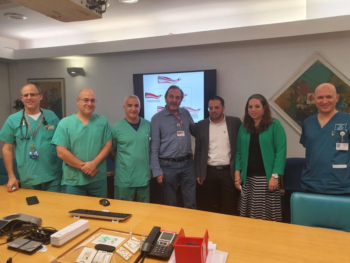 בתמונה: בני הזוג שריקי עם צוות הרופאים הבכירים של מערך הלב שהצילו את חייה של האישה. צילום: שע״צ בתמונה: בני הזוג שריקי עם צוות הרופאים הבכירים של מערך הלב שהצילו את חייה של האישה. צילום: שע״צ