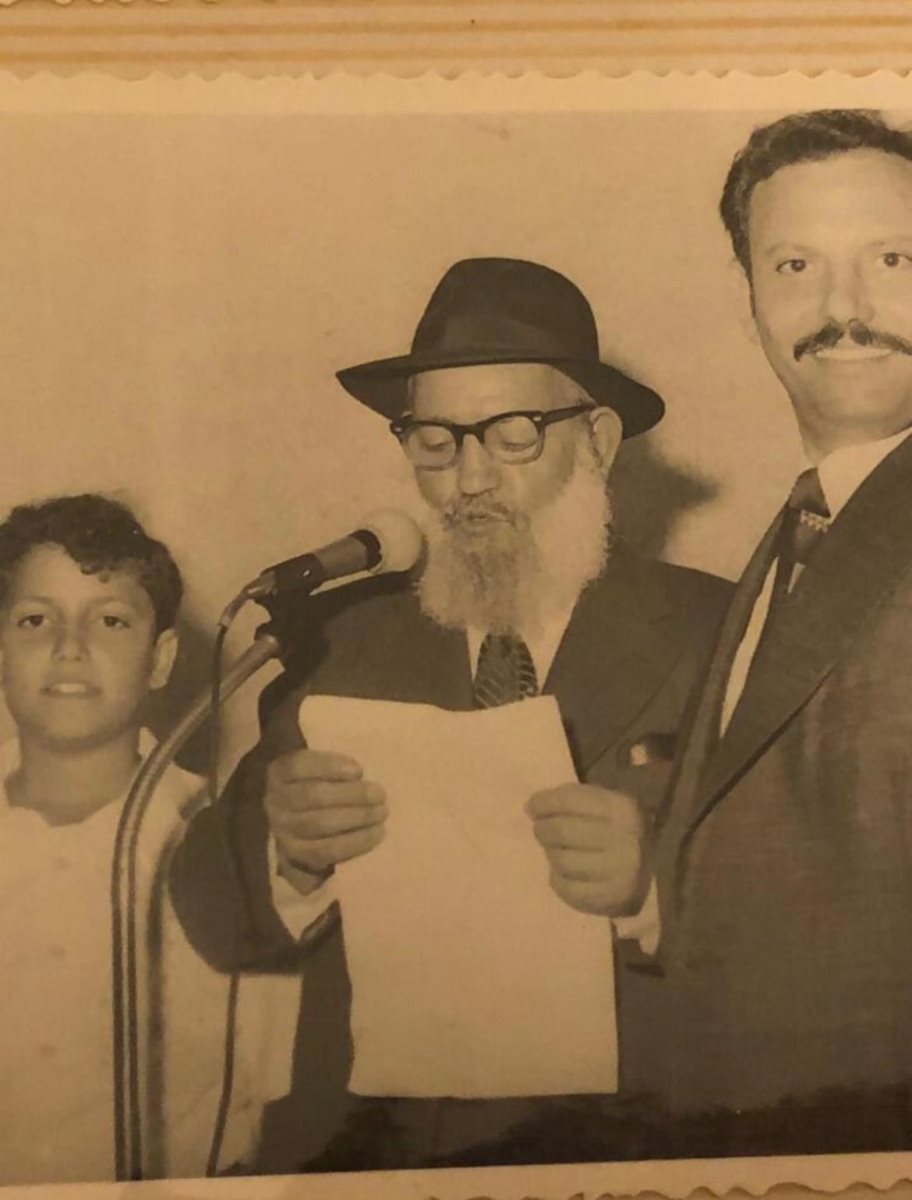 שלום ליאון (אביו של ראש העיר), משה ליאון (סבו של ראש העיר) וראש העיר עצמו בצעירותו. שלום ליאון (אביו של ראש העיר), משה ליאון (סבו של ראש העיר) וראש העיר עצמו בצעירותו.