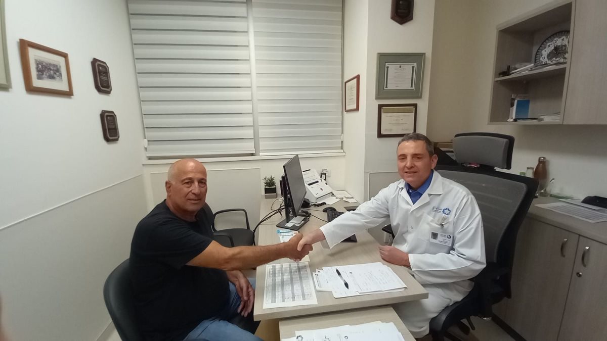 בתמונה: ד״ר אברהם אשכנזי והמטופל רפי בר סימן טוב. צילום: שע״צ בתמונה: ד״ר אברהם אשכנזי והמטופל רפי בר סימן טוב. צילום: שע״צ