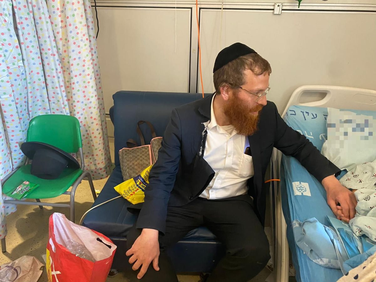 בתמונה, דובי גלושטיין לצד בתו במחלקה לכירורגיית ילדים לפני שחרורה הביתה. צילום - דוברות הדסה. בתמונה, דובי גלושטיין לצד בתו במחלקה לכירורגיית ילדים לפני שחרורה הביתה. צילום - דוברות הדסה.