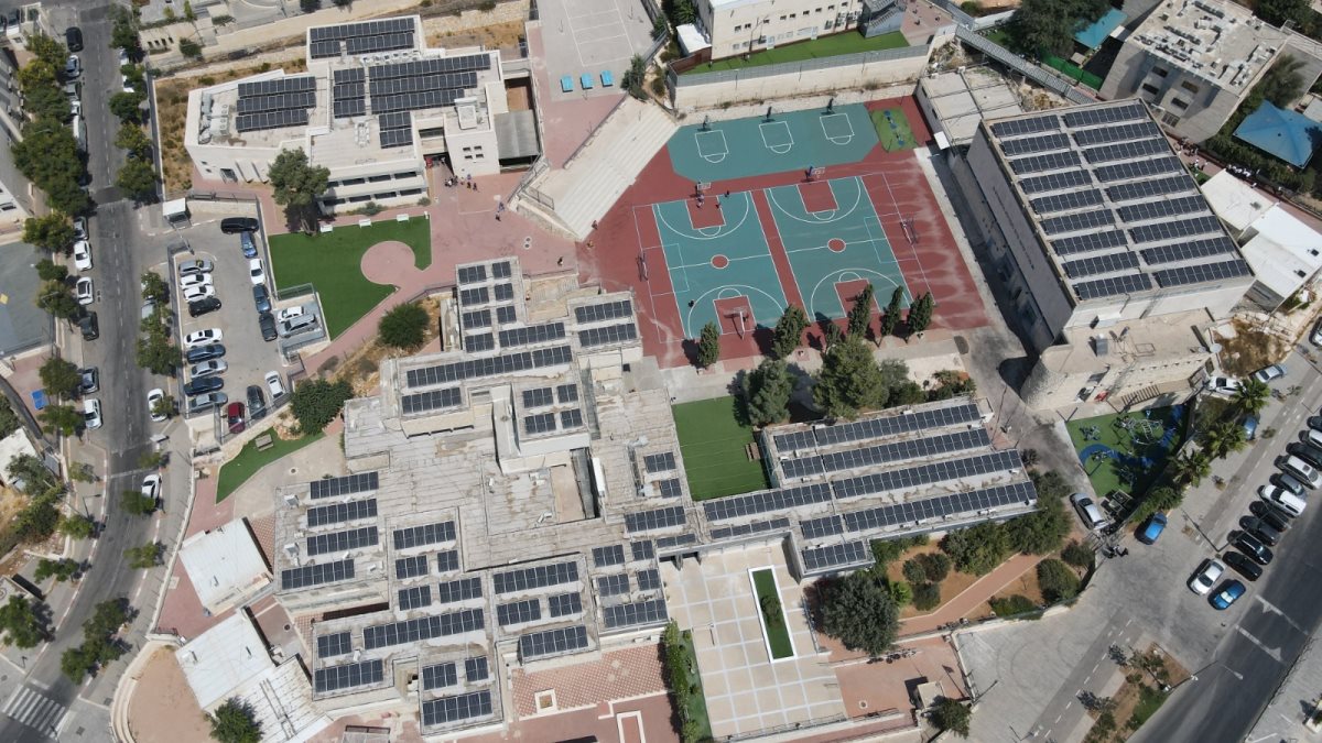 פאנלים סולאריים על גג בית הספר הילמפרב - יוסי מסטרס באדיבות חברת עדן