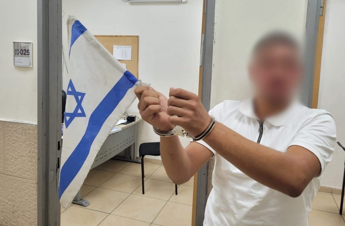 החשוד שנעצר ע״י השוטרים עם דגל ישראל שתלש מהרכב. החשוד שנעצר ע״י השוטרים עם דגל ישראל שתלש מהרכב.