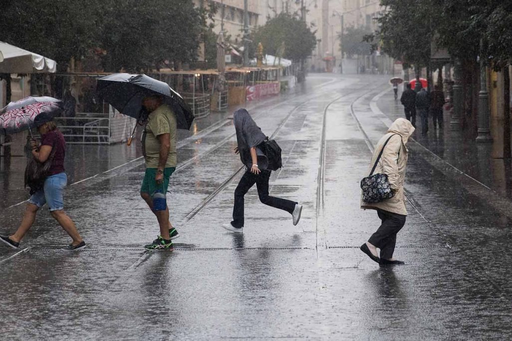 גשם בירושלים (צילום: יונתן זינדל/ פלאש 90) גשם בירושלים (צילום: יונתן זינדל/ פלאש 90)