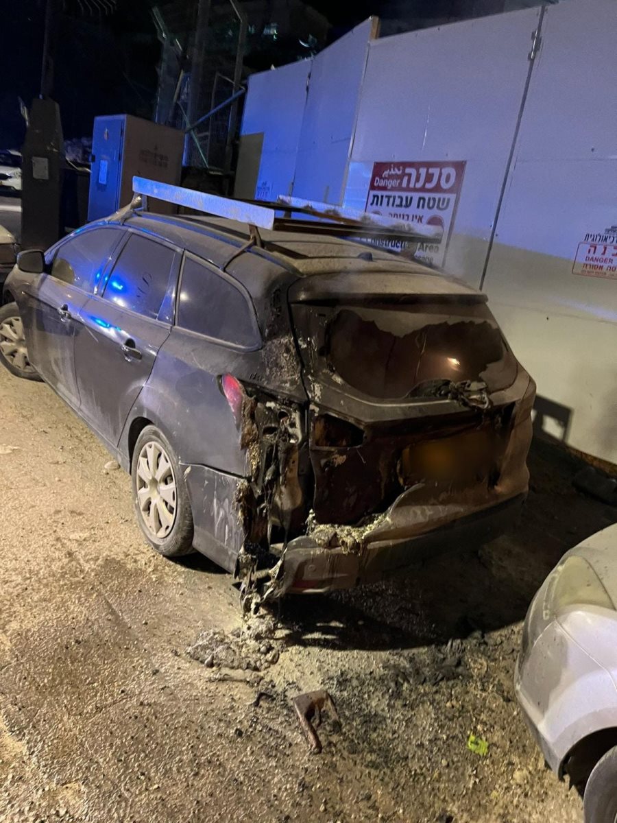 הנזק שנגרם לרכב וכפפות שנתפסו ברשות החשודים. קרדיט צילום: דוברות המשטרה. הנזק שנגרם לרכב וכפפות שנתפסו ברשות החשודים. קרדיט צילום: דוברות המשטרה.