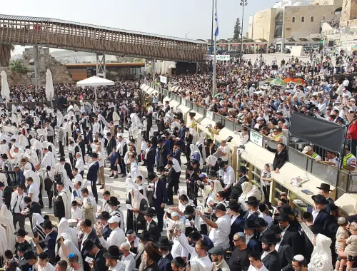 ברכת הכוהנים בכותל. צילום: הקרן למורשת הכותל המערבי. 