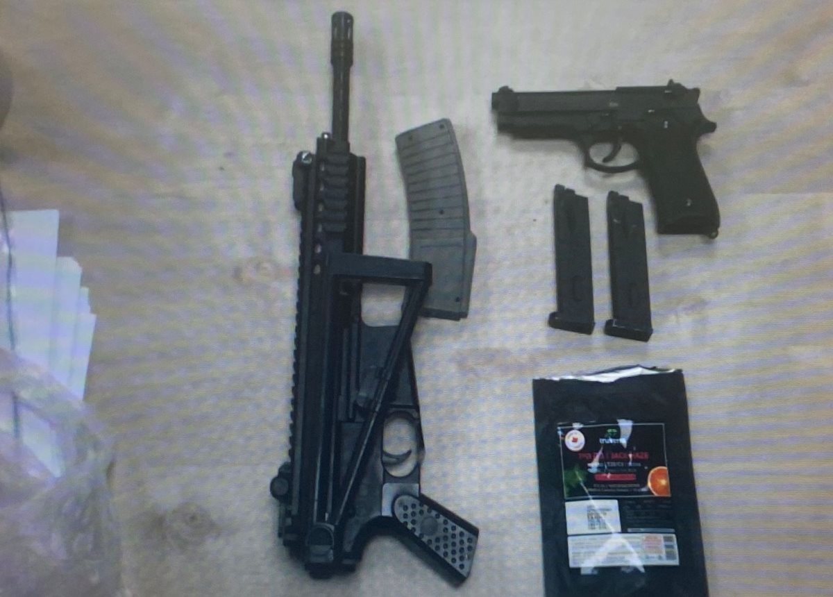 כלי הנשק שנמצאו ברכבו של החשוד. צילום: דוברות המשטרה 
