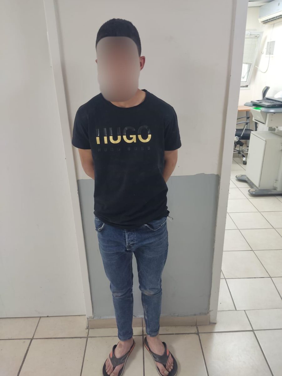 אחד מן המחבלים שנעצרו. צילום: דוברות המשטרה 
