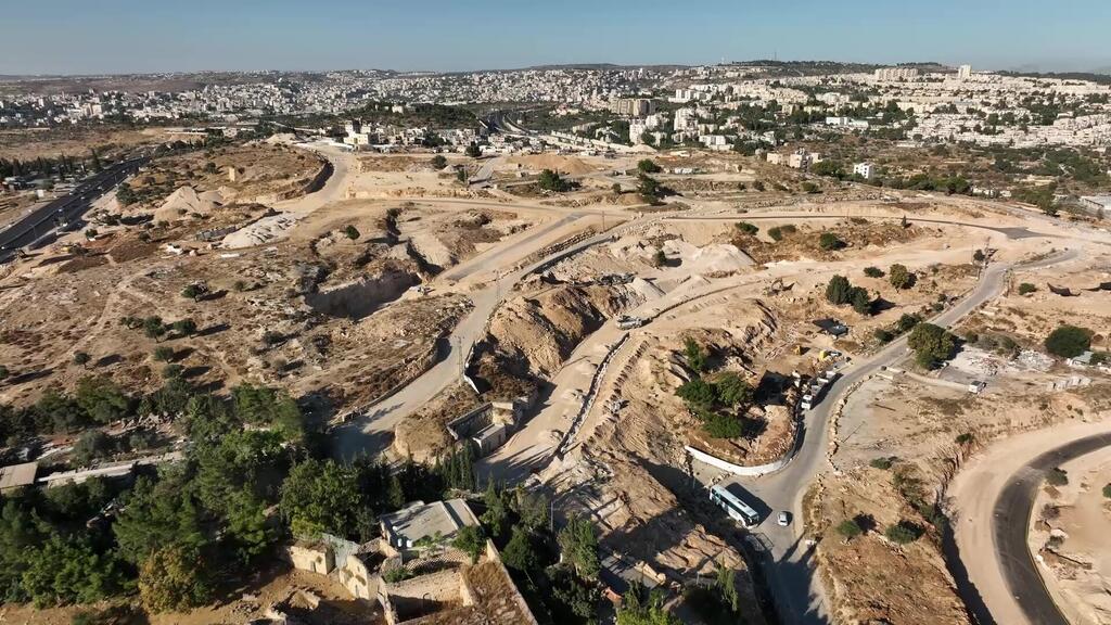 חפירת אמת המים העליונה בגבעת המטוס-מבט אווירי. צילום: אמיל אלג'ם, רשות העתיקות חפירת אמת המים העליונה בגבעת המטוס-מבט אווירי. צילום: אמיל אלג'ם, רשות העתיקות