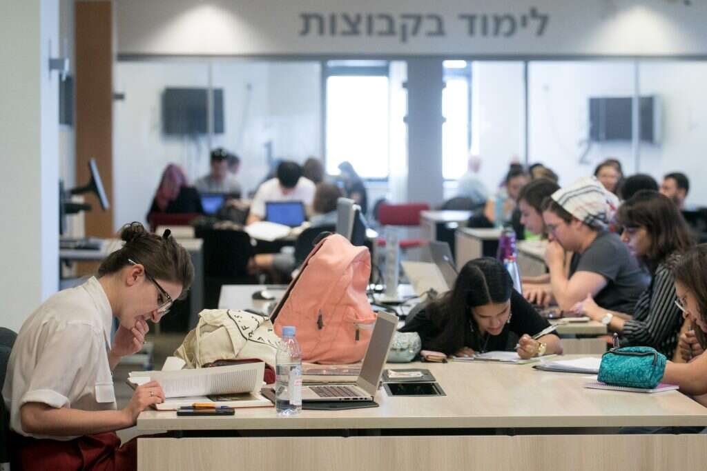 סטודנטים באוניברסיטה. למצולמים אין קשר לכתבה. צילום: מרים אלסטר, פלאש 90 סטודנטים באוניברסיטה. למצולמים אין קשר לכתבה. צילום: מרים אלסטר, פלאש 90