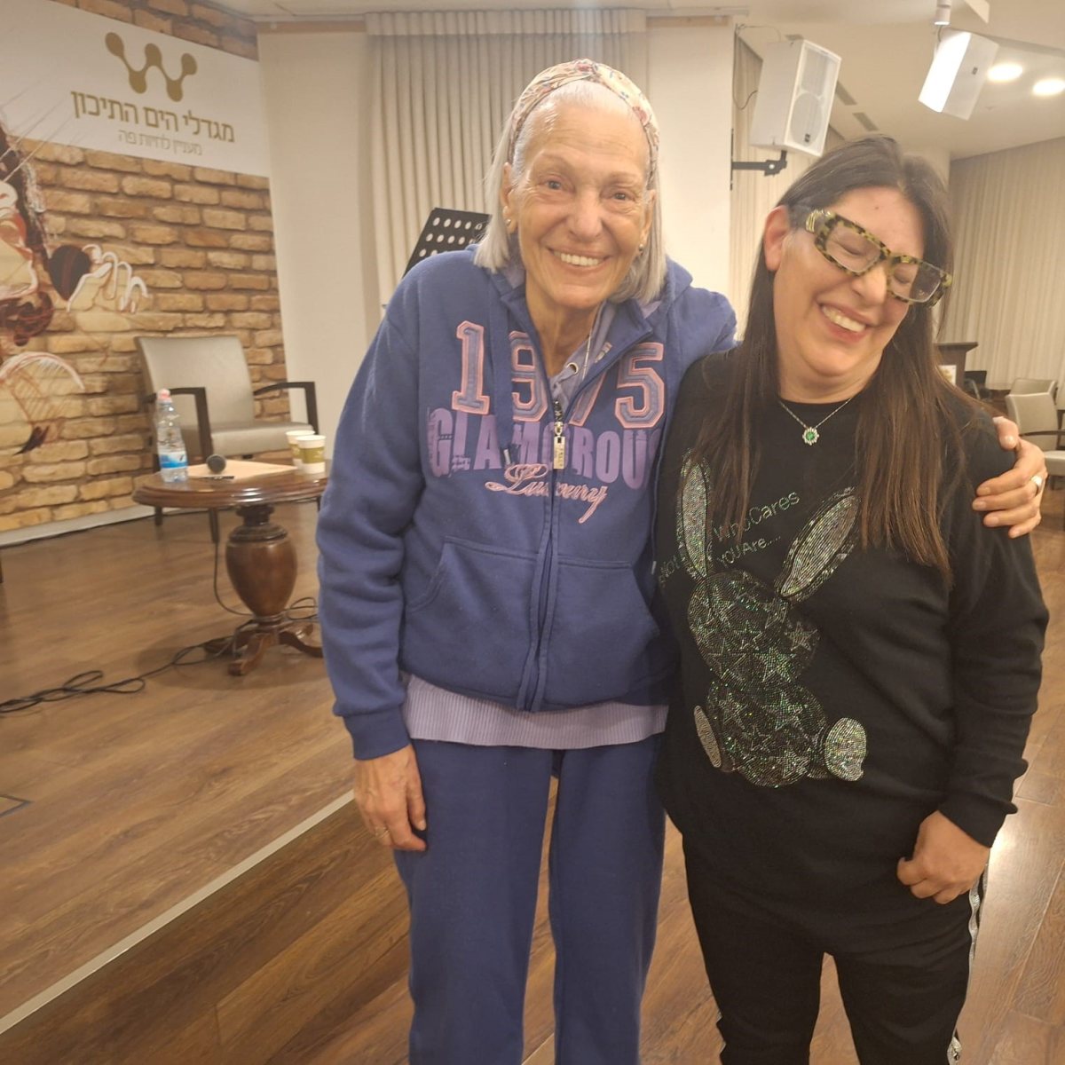 מימין- מור ציפורי ותיקי בו פורת דיירת הבית