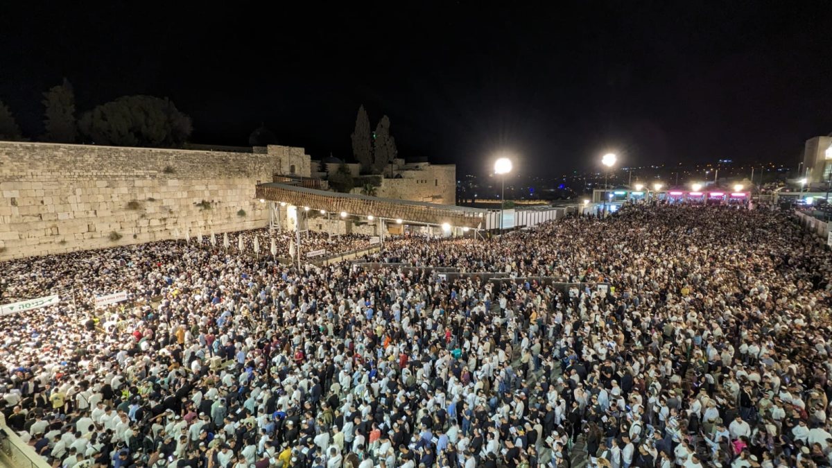 סליחות בכותל. קרדיט: הקרן למורשת הכותל סליחות בכותל. קרדיט: הקרן למורשת הכותל