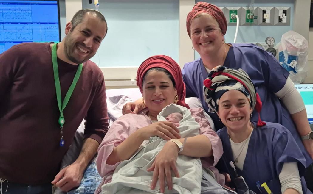 בני הזוג עם המיילדת. צילום: דוברות הדסה 