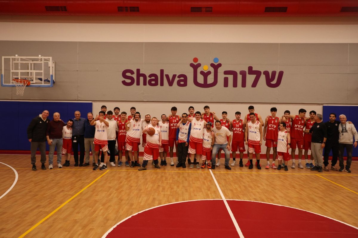 מחלקת הנוער של הפועל ירושלים בכדורסל ובנק יהב למען ילדי שלוה. קרדיט צילום : פרטי