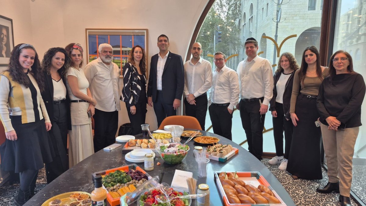 צוות סניף בנקאות פרטית של בנק ירושלים