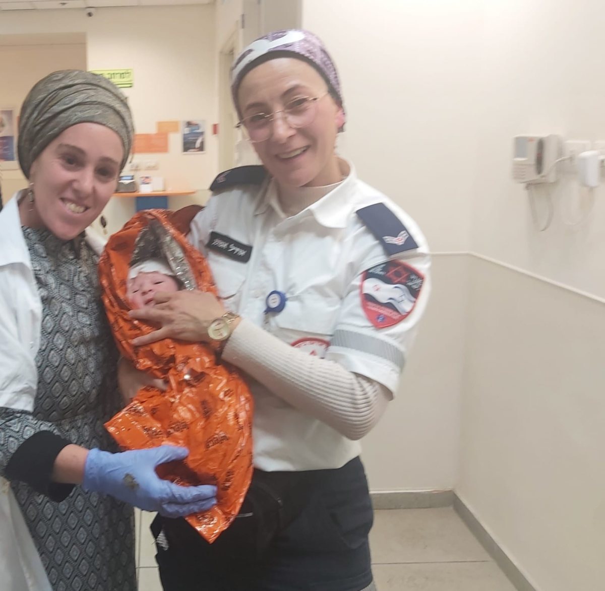 באדיבות מאוחדת. 