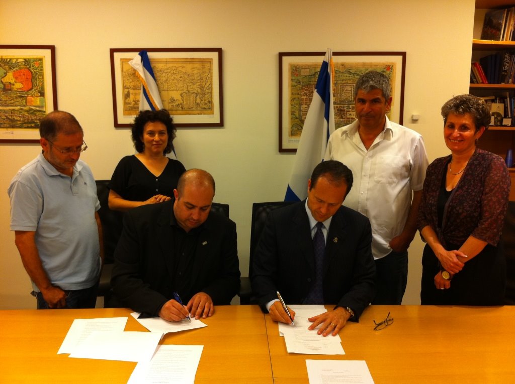 חותמים על ההסכם. צילום: עיריית ירושלים