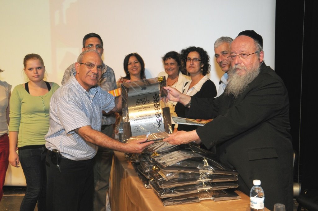 מוזס מעניק את האות לצוות בית הספר