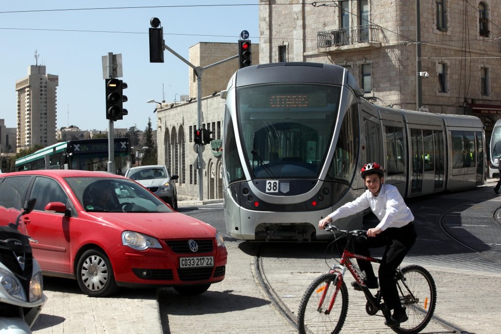 תופעל הפעם במועד? הרכבת הקלה בירושלים.