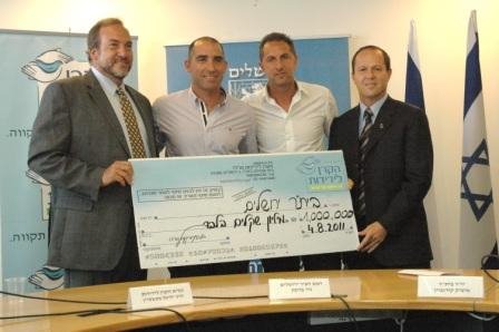 מציגים את הצ'ק, היום. צילום: ג'קי לוי