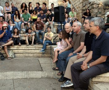 חוקרי האוניברסיטה בגן הסוס. צילום: ששון תירם תיאור אפשרי של תמונה: חוקרי האוניברסיטה בגן הסוס. צילום: ששון תירם