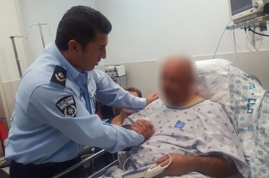 ניצב יורם הלוי בעת ביקור הפצוע | דוברות המשטרה
