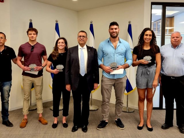 חמשת הירושלמים יחד עם ליאון ופלג (צילום: עיריית ירושלים)
