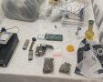 תמונה של הסמים, כלי עישון וכונן מחשבים שנתפסו בבית החשוד. צילום: דוברות המשטרה.