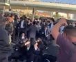 צפו: עימותים קשים, שוטרת תועדה קורעת ציצית, ורימוני הלם פוצצו בירושלים (וידאו)