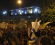 דיירי האוהלים מפגינים מול הכנסת . אחד המפגינים נעצר.